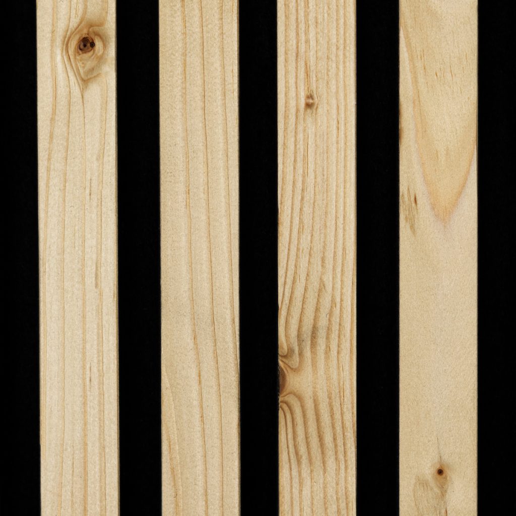 WoodUpp: vier smalle, lichtgekleurde houten latten met zichtbare nerf en knoesten, verticaal gerangschikt in gelijke breedte met brede zwarte tussenruimtes. Close-up van onbehandeld, mat geschaafd hout, geschikt als lamellen of lattenpanelen voor meubels, vloeren of wandbekleding. Duidelijke houtnerfpatronen en subtiele natuurlijke kleurvariaties zichtbaar.