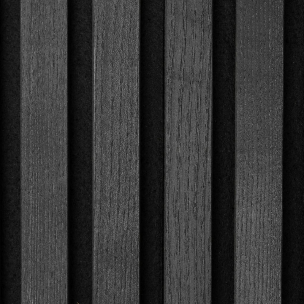 Foto van WoodUpp lamellenpanelen: vijf smalle, verticale, donkergrijze houten latten met matte afwerking en duidelijke houtnerf, geplaatst op een zwarte, geluiddempende viltachtergrond; strak gegroepeerde lamellen vormen een modern, minimalistisch slat-wall paneel met gelijkmatige tussenruimtes, geschikt voor wandbekleding en akoestische toepassingen.