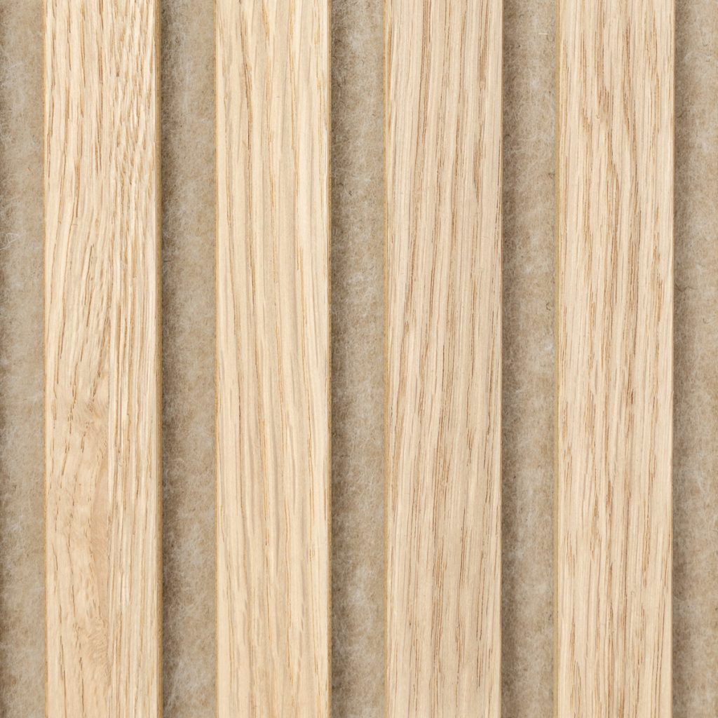 Close-up van een WoodUpp-lamellenpaneel: vijf slanke, verticale lichte eikenhouten latten met zichtbare nerf en natuurlijke matte afwerking, strak gerangschikt met smalle tussenruimtes en bevestigd op een beige, vilten akoestische achterwand. Dit WoodUpp product is bedoeld voor wandbekleding en geluidsdemping en interieurafwerking.
