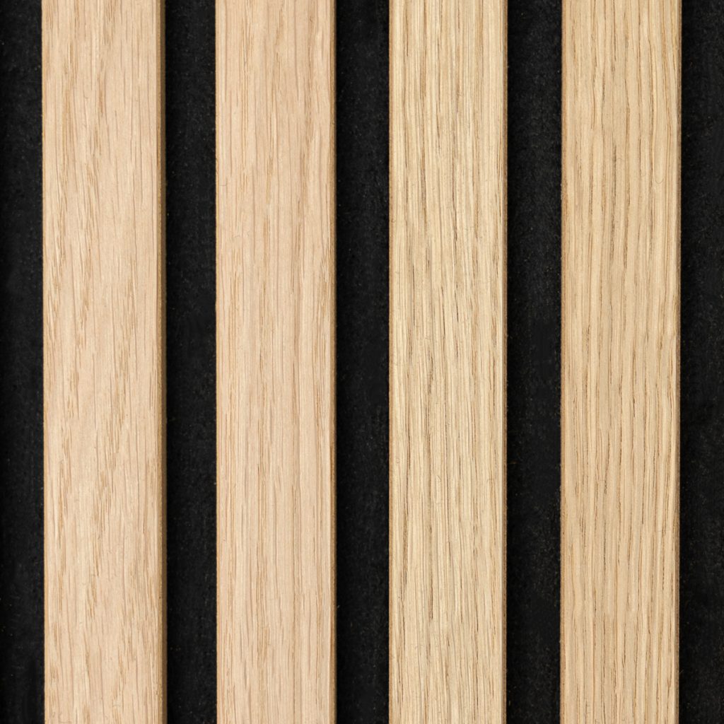 Close-up van vier smalle, verticale WoodUpp eikenlatten op een zwarte stofachtige ondergrond; lichtgekleurde, fijn gevlamde houten latten met zichtbare nerf, gelijkmatige tussenruimtes en glad afgewerkte randen, een typisch voorbeeld van WoodUpp akoestische lattenpanelen voor moderne wandbekleding. Met warme, natuurlijke uitstraling en subtiele kleurvariatie.