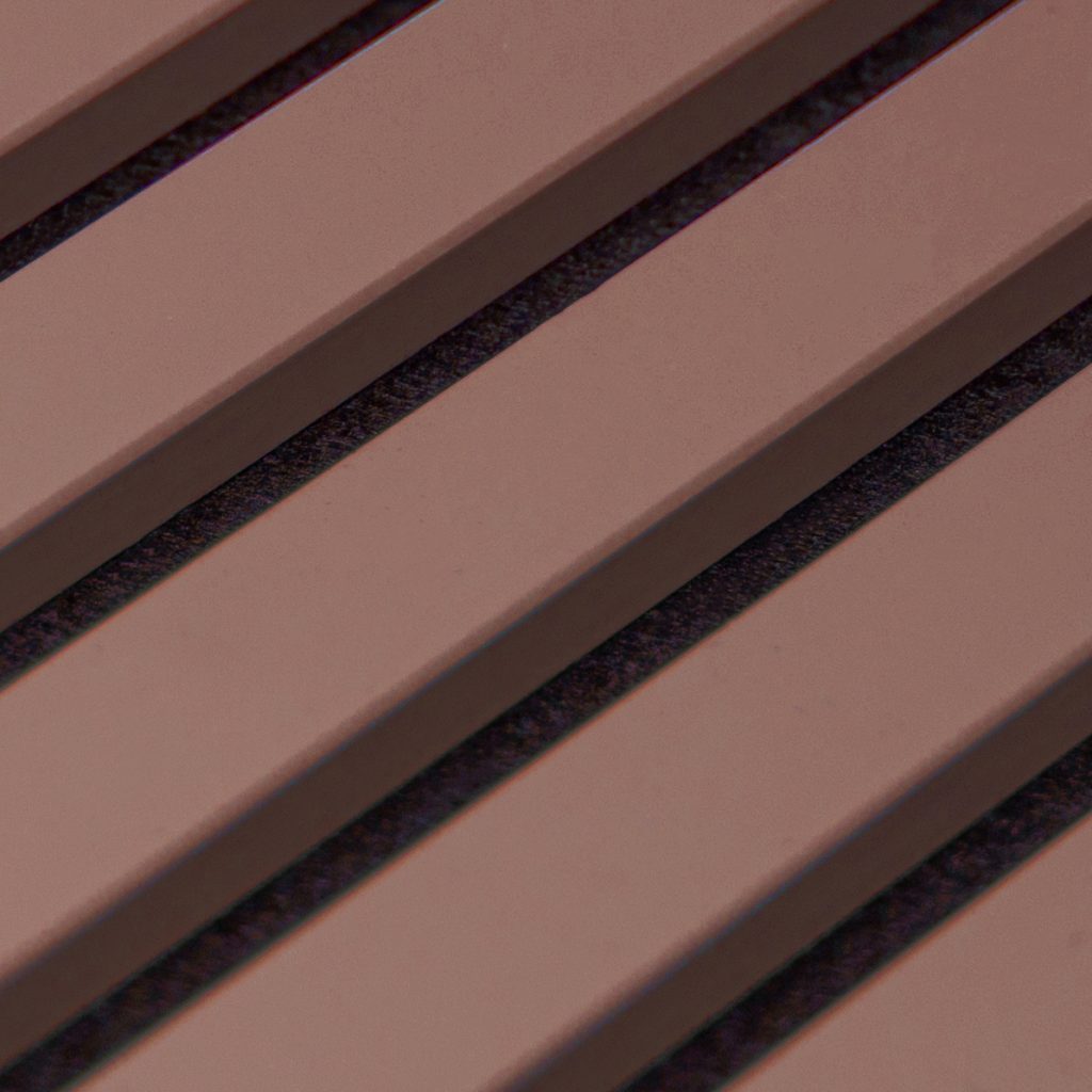 Close-up van een WoodUpp lamellenpaneel: diagonaal geplaatste, matte terracotta/roze houten latten met smalle zwarte akoestische viltstrepen tussen de gelijkmatige latten. Strakke hoeken, uniforme breedte en subtiel contrasteffect benadrukken hoogwaardige afwerking, geschikt voor moderne wand- en plafondbekleding met geluidsreducerende eigenschappen en warme uitstraling.