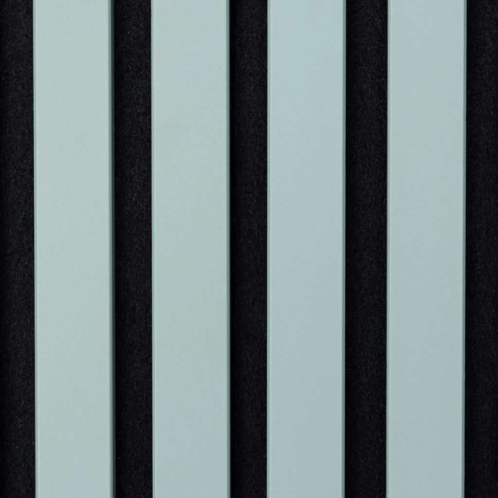 Close-up van WoodUpp wandpanelen: vier lichtblauw-gematteerde houten lamellen met scherpe randen, verticaal geplaatst en gelijmd op zwarte akoestische viltachtergrond, met gelijkmatige tussenruimtes. Het contrast tussen de zachte viltstructuur en strakke lamelpanelen benadrukt de moderne, geluidsabsorberende en decoratieve afwerking en subtiel kleuraccent.
