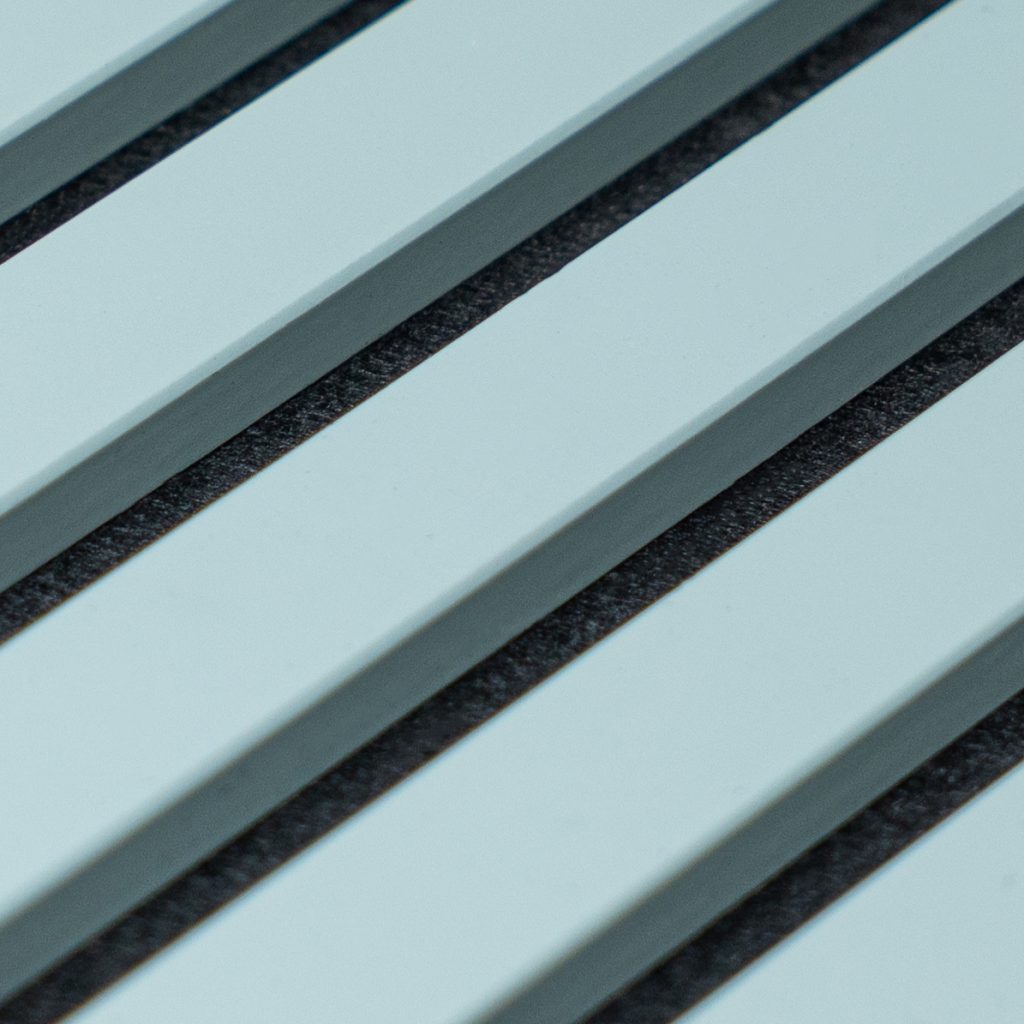 Close-up van een WoodUpp lamellenpaneel: lichtblauwe, matte houten latten in diagonale compositie, strak afgewerkt en gelijkmatig geplaatst. Tussen de latten lopen smalle zwarte akoestische viltstroken van WoodUpp, zichtbaar textuur en schaduwspel die de moderne, geluiddempende toepassing voor wanden en plafonds benadrukken.