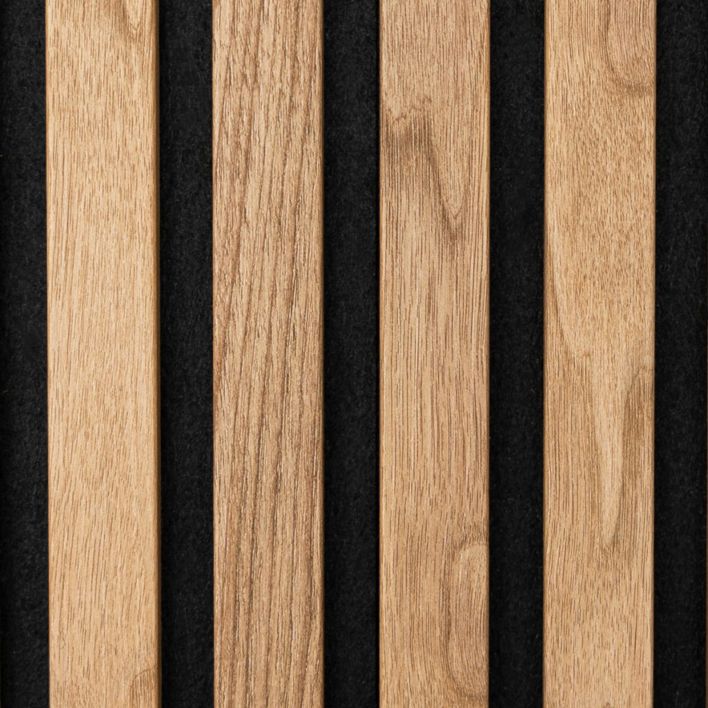 WoodUpp houten lattenpaneel met vier verticale, lichte eikenhouten latten op zwarte akoestische viltachtergrond; zichtbare houtnerf en warme honingkleur, glad en matte afwerking, smalle zwarte tussenruimtes die diepte en ritme creëren, elegant en modern uiterlijk met nauwkeurig gefreesde randen.