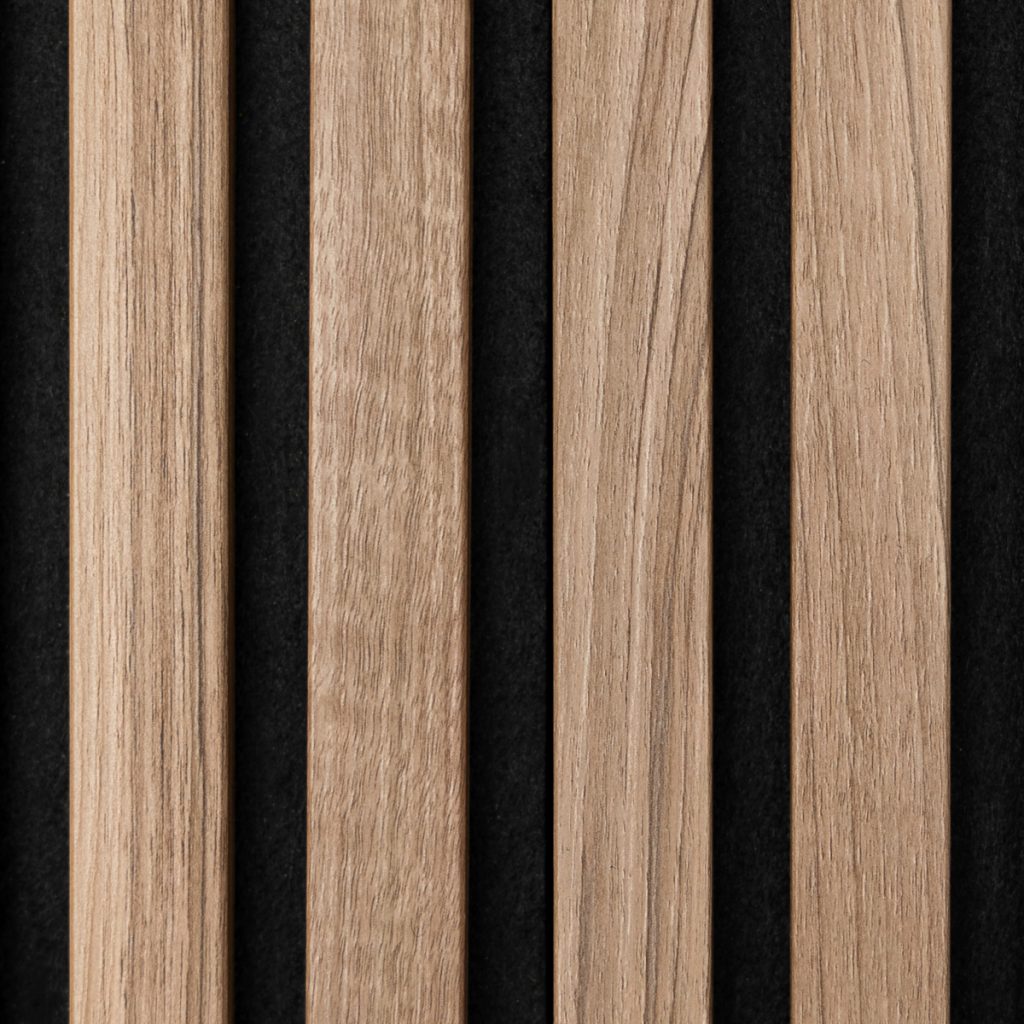 WoodUpp: close-up van vier smalle houten lamellen van licht eiken met zichtbare nerf, fijn gestructureerd oppervlak en matte afwerking, strak en gelijkmatig geplaatst op een zwarte textiele achterwand. De WoodUpp lamellenpanelen tonen regelmatige tussenruimtes en natuurlijke houttinten voor akoestische en decoratieve toepassingen.
