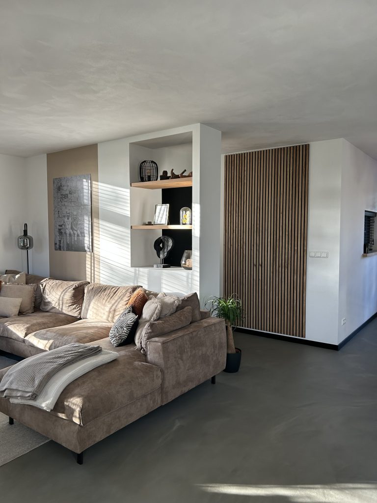 Featured image for the post: Wandpanelen woonkamer: Design ontmoet comfort