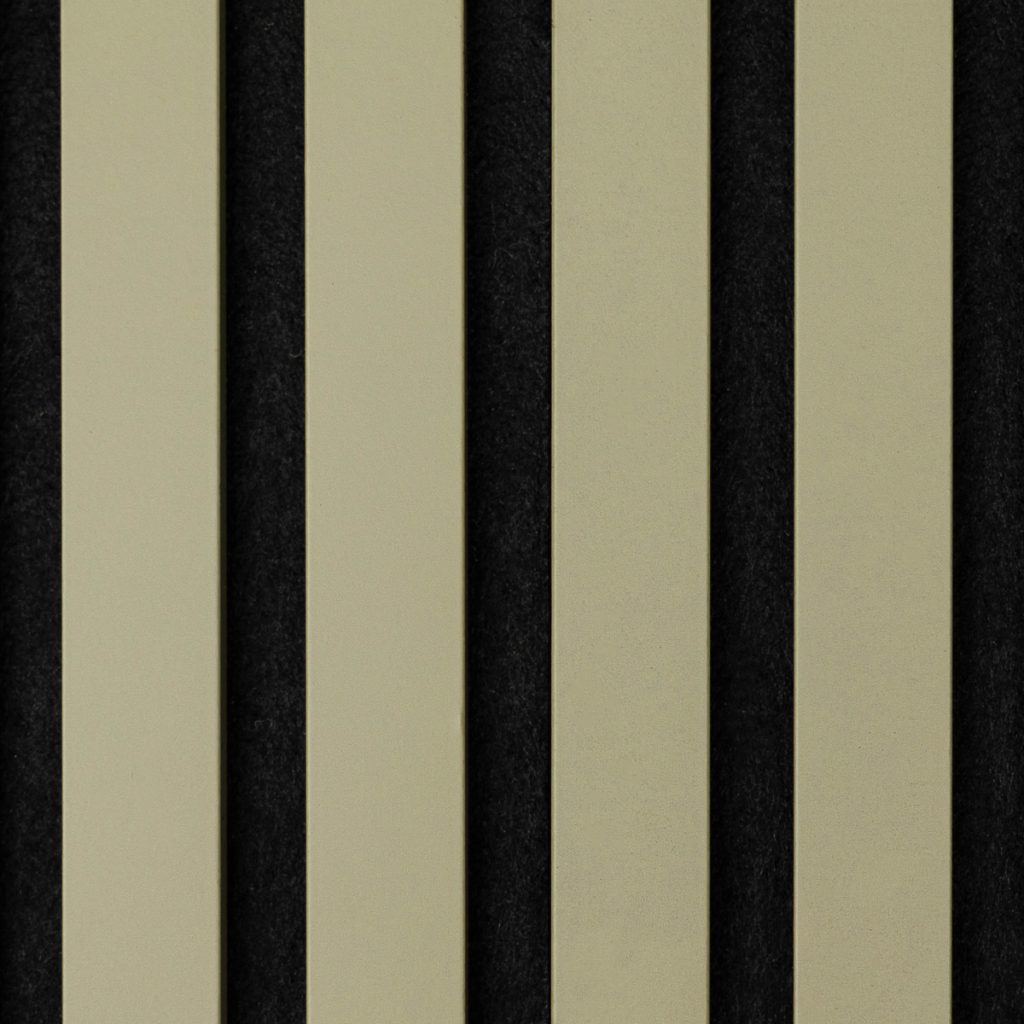 WoodUpp akoestisch paneel: close-up van gelijkmatig geplaatste, smalle verticale lichtbeige houten lamellen met matte afwerking, bevestigd op een zwarte viltachtergrond voor geluidsabsorptie. Duidelijke schaduwwerking tussen lamellen benadrukt diepte en ritme en nette, strakke lijnen, waarmee het modulaire WoodUpp-design als wandbekleding zichtbaar is.