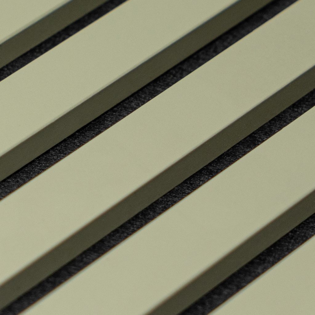 Close-up van een WoodUpp-lamelpaneel: diagonale, lichtolijfgroene houten latten met nauwkeurig gefreesde randen en gelijkmatige tussenruimtes, waarin zwart akoestisch vilt zichtbaar is. Strakke matte afwerking benadrukt het moderne ontwerp en de geluidsabsorberende functie van WoodUpp slat- en wandpanelen voor interieurs en plafonds in zachte olijftint.