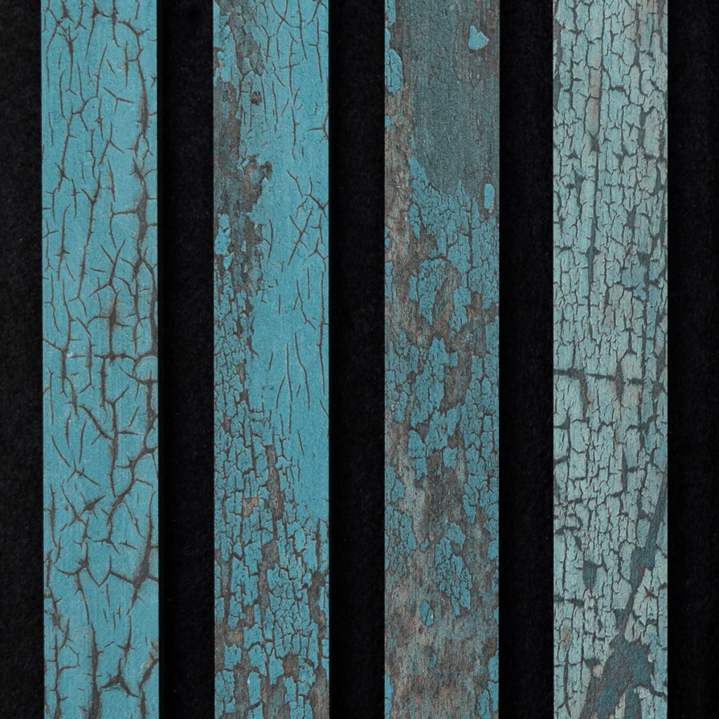 WoodUpp: vijf smalle houten proeflatten met verweerde turquoise verf, variërend van fijne tot grove craquelé en afbladdering, waarbij de houtnerf en bruin onderliggende laag zichtbaar zijn; op zwarte achtergrond, demonstratie van verschillende verftechnieken en texturen met rustieke vintage uitstraling, geschikt als inspiratie voor meubels en wandbekleding.