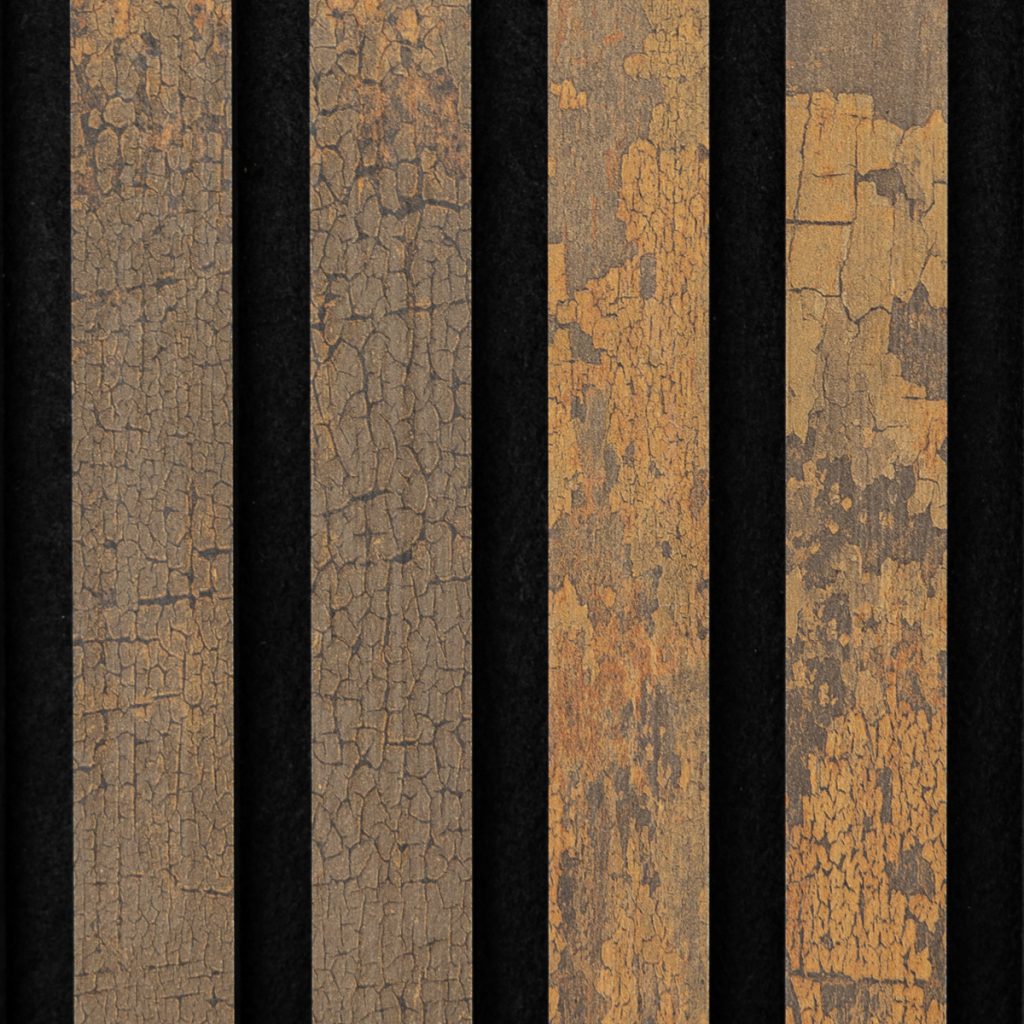 WoodUpp lamellenpanelen met brede, verticale houten latten en zwarte tussenruimtes. De latten tonen een verweerde, schilferende verf/parket-look in warme bruin-oranje tinten met diepe craquelé-structuur. Strakke herhaling en textuuraccenten benadrukken industriële, rustieke uitstraling van WoodUpp wand- en akoestische lamellen, voor interieurtoepassingen en designaccenten.
