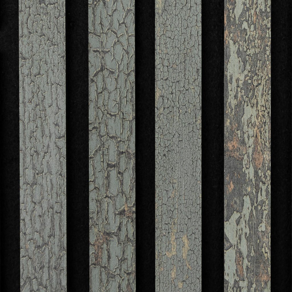 Vier smalle verticale WoodUpp-houtstalen tegen zwarte achtergrond: elk een houten lamel met grijsgroene, verweerde craquelé- en schilferende verftextuur. Afbeelding toont verschillende verweringspatronen, barstjes en afbladdering op de WoodUpp planken voor interieur- of geveldecoratie. Close-up toont uiteenlopende barstbreedtes en lichtbruine oxidatieaccenten.