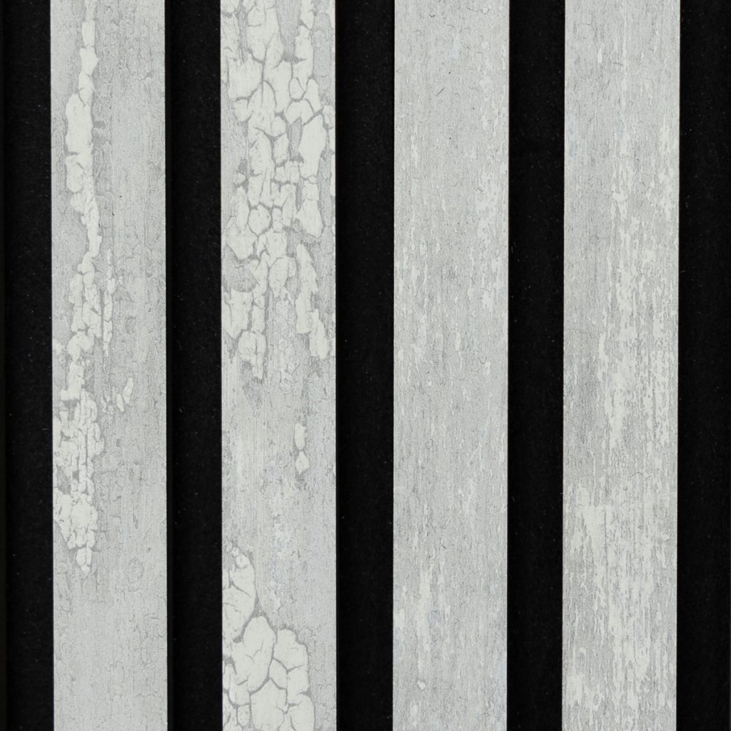 WoodUpp afbeelding van vijf smalle verticale lamellenpanelen: lichtgrijze houten latten met verweerde, gebarsten verf en fijn houtnerfmotief, afgewisseld door diepe zwarte tussenruimtes. Typische WoodUpp wand- of akoestische lamellen voor een industriële, vergrijsde uitstraling en geschikt voor interieurbekleding en plafonds.