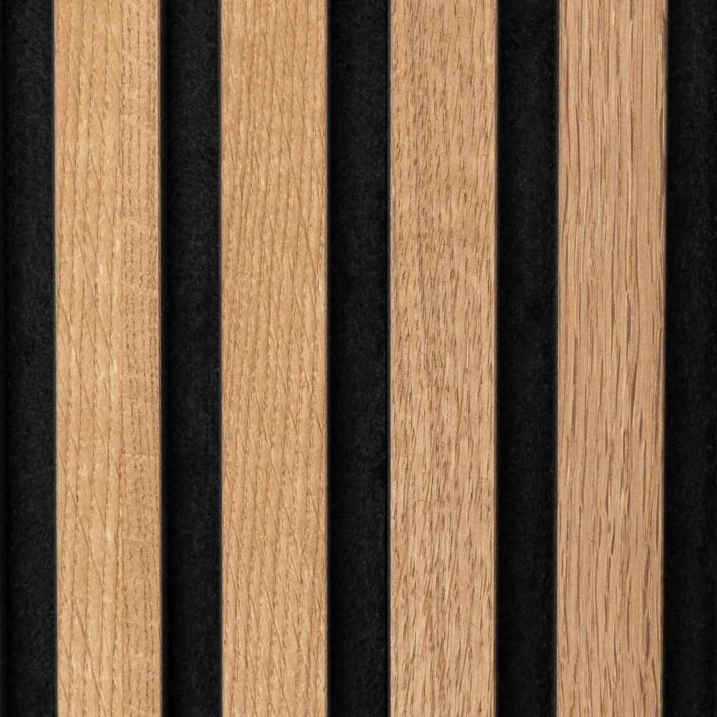 Close-up van WoodUpp houten lattenpanelen: vijf smalle, verticale eiken latten met zichtbare nerf en matte afwerking, geplaatst met gelijke zwarte, viltachtige tussenruimtes op een contrasterende zwarte achtergrond. Foto benadrukt de warme houtkleur, textuur en moderne, akoestische wandpanelen van WoodUpp nauwkeurig vervaardigd.