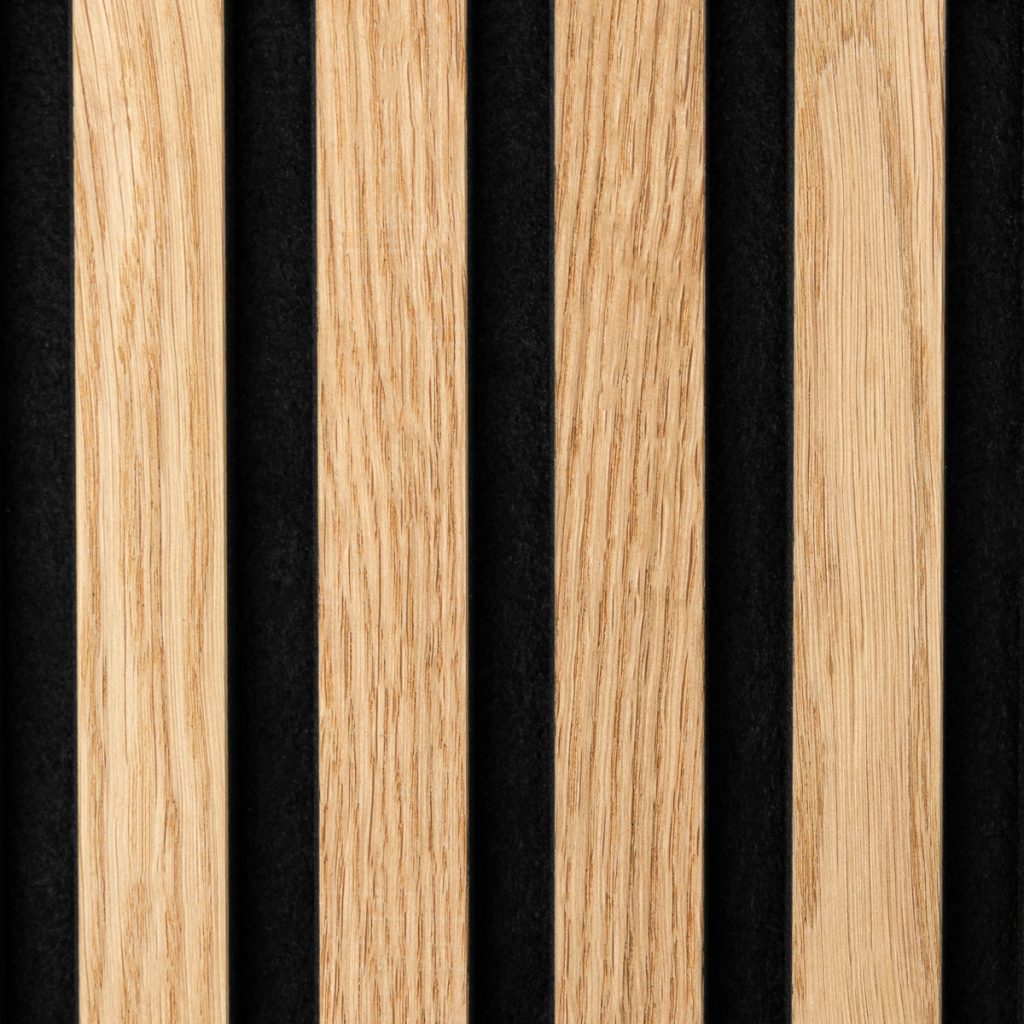 Close-up van WoodUpp houten lamellenpanelen: vier smalle, verticaal geplaatste licht eiken latten met zichtbare nerf en gladde afwerking, gelijkmatig geplaatst met donkere zwarte tussenruimtes op een viltachtige akoestische achterwand. Het patroon toont strakke lijnen en warme houttinten, geschikt als decoratieve en akoestische wandoplossing van WoodUpp.