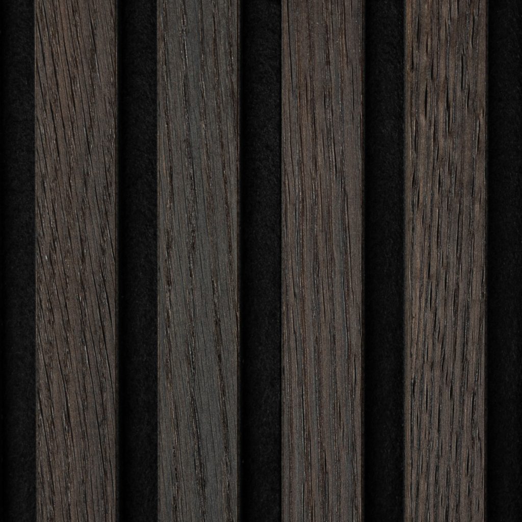 Afbeelding van WoodUpp: vier smalle verticale donkerbruine houten latten (WoodUpp lamellen) met uitgesproken nerf en matte afwerking, gelijkmatig geplaatst op een zwarte ondergrond. De latten tonen fijne, langlopende houtgroeven en een licht gerookte uitstraling, geschikt als wandbekleding of decoratief paneel.