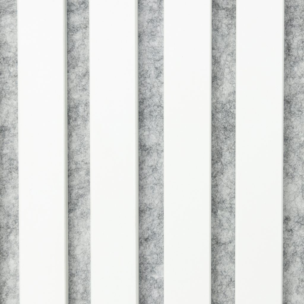 WoodUpp lamellenpanelen: close-up van vijf verticale, witte houten latten met gladde laklaag en gelijkmatige tussenruimtes waarin grijs akoestisch vilt met zichtbare vezelstructuur zichtbaar is. Strak, minimalistisch wanddetail met subtiele schaduwlijnen, dat zowel de WoodUpp lamellenpanelen als het geluiddempende vilt illustreert.