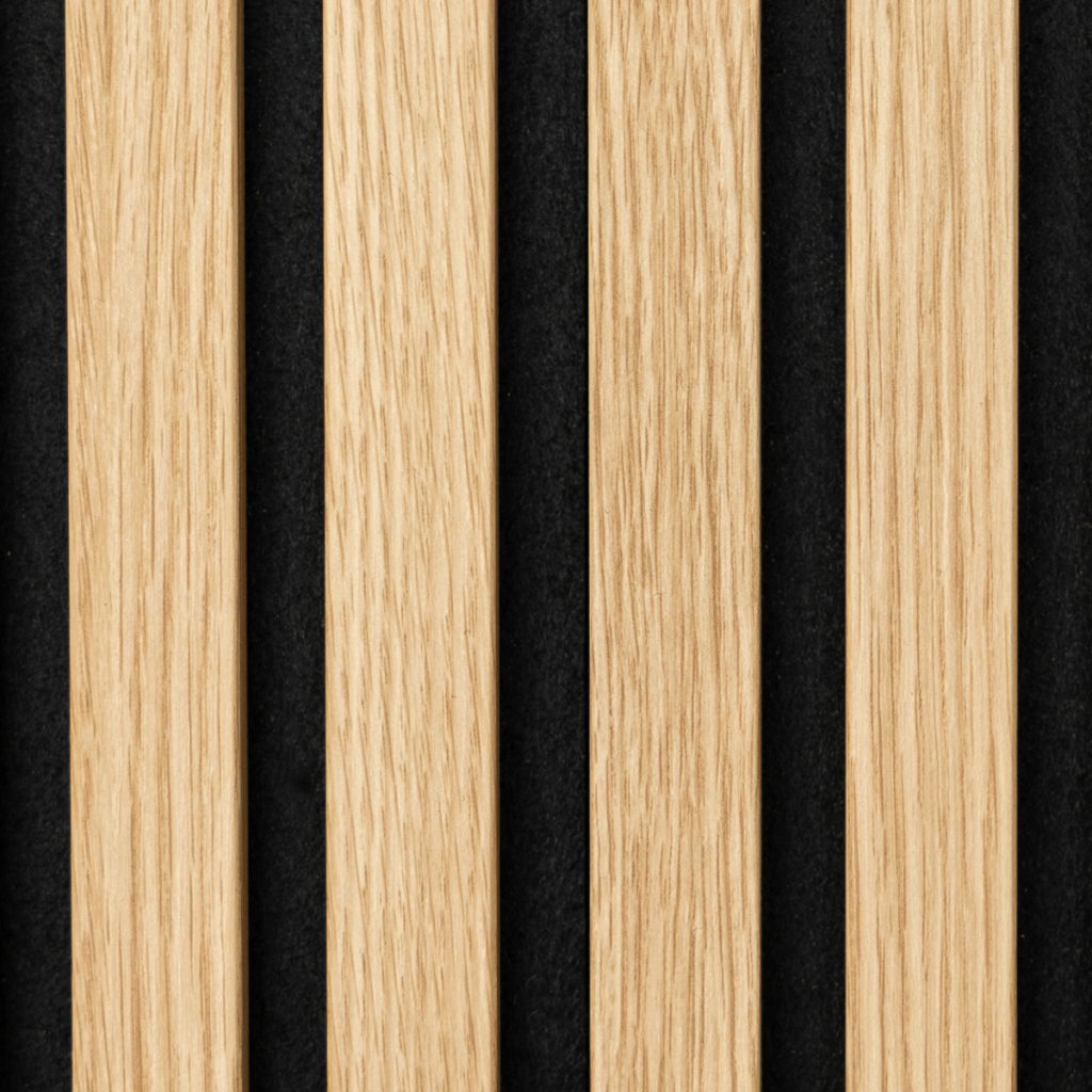 Close-upfoto van vier smalle WoodUpp houten latten van eiken met zichtbare nerf en subtiele kleurvariatie, netjes geplaatst op een zwarte akoestische viltachtergrond. De WoodUpp lamellen tonen een lichte, natuurlijke afwerking en strakke lijnen, ideaal voor slat-wanden en akoestische wandpanelen in interieurs.