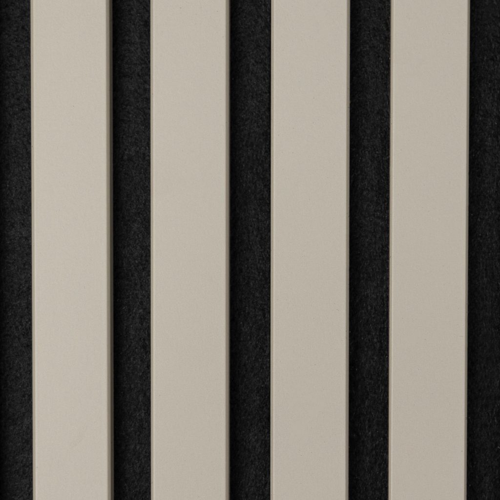 WoodUpp close-up van vier smalle, beige houten lamellen van een WoodUpp slatwall-paneel, rechtop geplaatst met gelijkmatige tussenruimtes, gemonteerd op een zwarte akoestische viltachtergrond. Strakke, matte afwerking en zichtbare naden benadrukken moderne, geluiddempende wandpanelen, met subtiele schaduwwerking voor diepte en textuur.