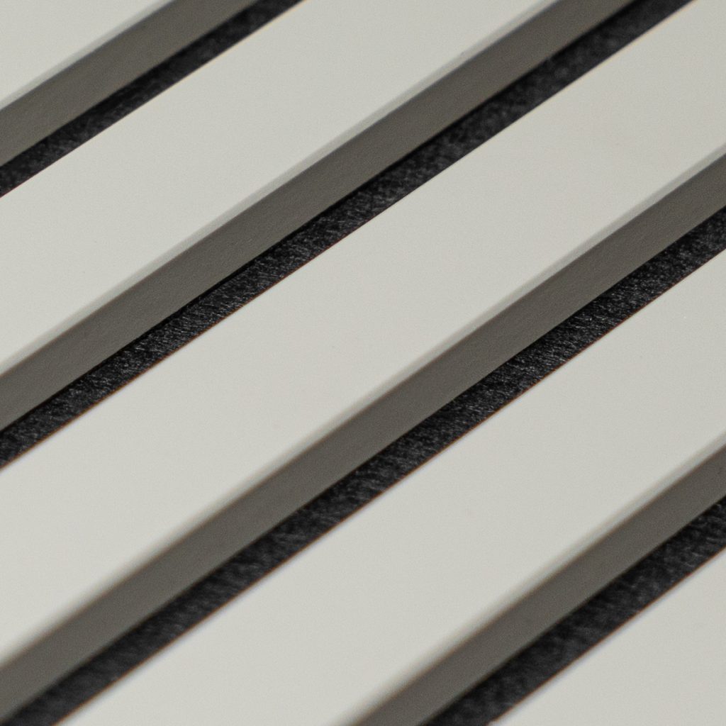 Close-up van WoodUpp lattenpaneel: witte, matte houten lamellen in diagonale, parallelle banen met donkere, zwarte akoestische viltstrepen in de smalle sleuven ertussen. De precieze, naadloze afwerking van de slats en het absorberende textiel benadrukken WoodUpp’s moderne wand- en plafondoplossing voor interieurgebruik.