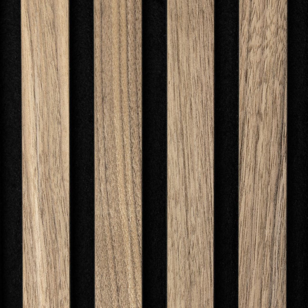 Foto van vijf smalle WoodUpp houten lamellen op zwarte achtergrond. De WoodUpp-latten tonen een naturel lichtbruine houtnerf, gelijkmatige breedte en matte afwerking, met precieze gefreesde randen en subtiele nerven en duurzame uitstraling — geschikt als decoratief wand- of akoestisch lamellenpaneel voor interieurontwerp.