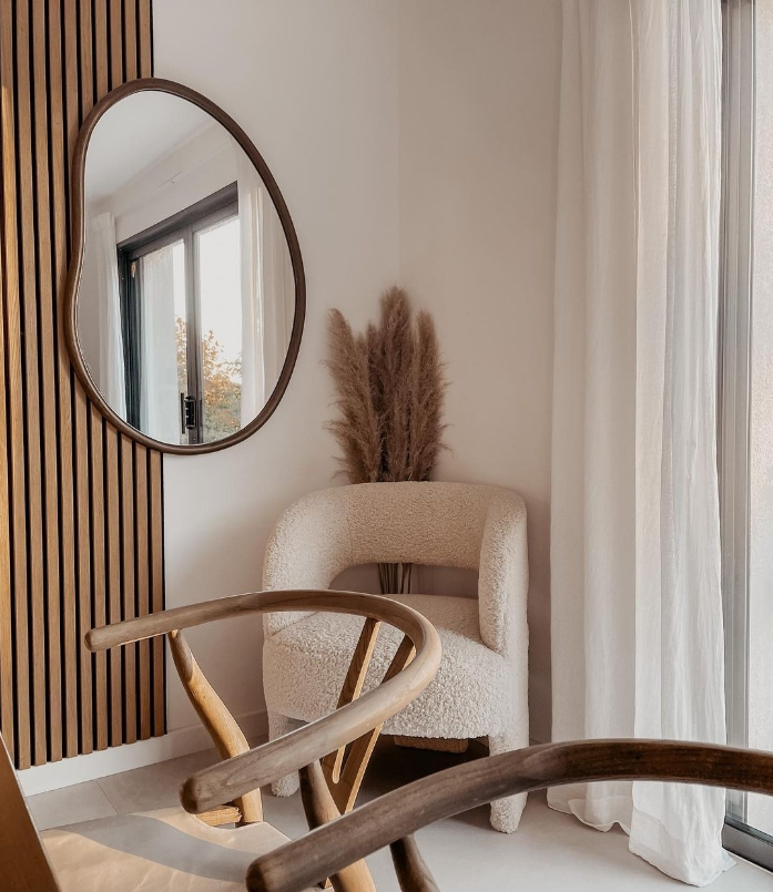 Classic oak akupanel with black felt in a dining area with a mirror