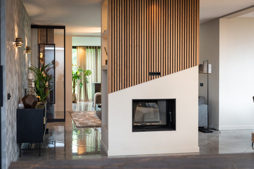 Featured image for the post: Woonkamer warmte: Open haard ontmoet wandpanelen