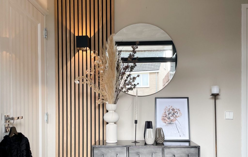 Featured image for the post: Een stijlvolle entree: Wandpanelen voor je hal