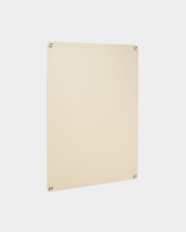 WoodUpp lichtbeige rechthoekig wandpaneel met afgeronde hoeken, matte afwerking en slanke randen, strak afgewerkt en op afstand gemonteerd met vier ronde stalen bevestigingsknoppen in de hoeken. Eenvoudig modern ontwerp zonder opdruk, geschikt als decoratief paneel, prikwand of displaywand.
