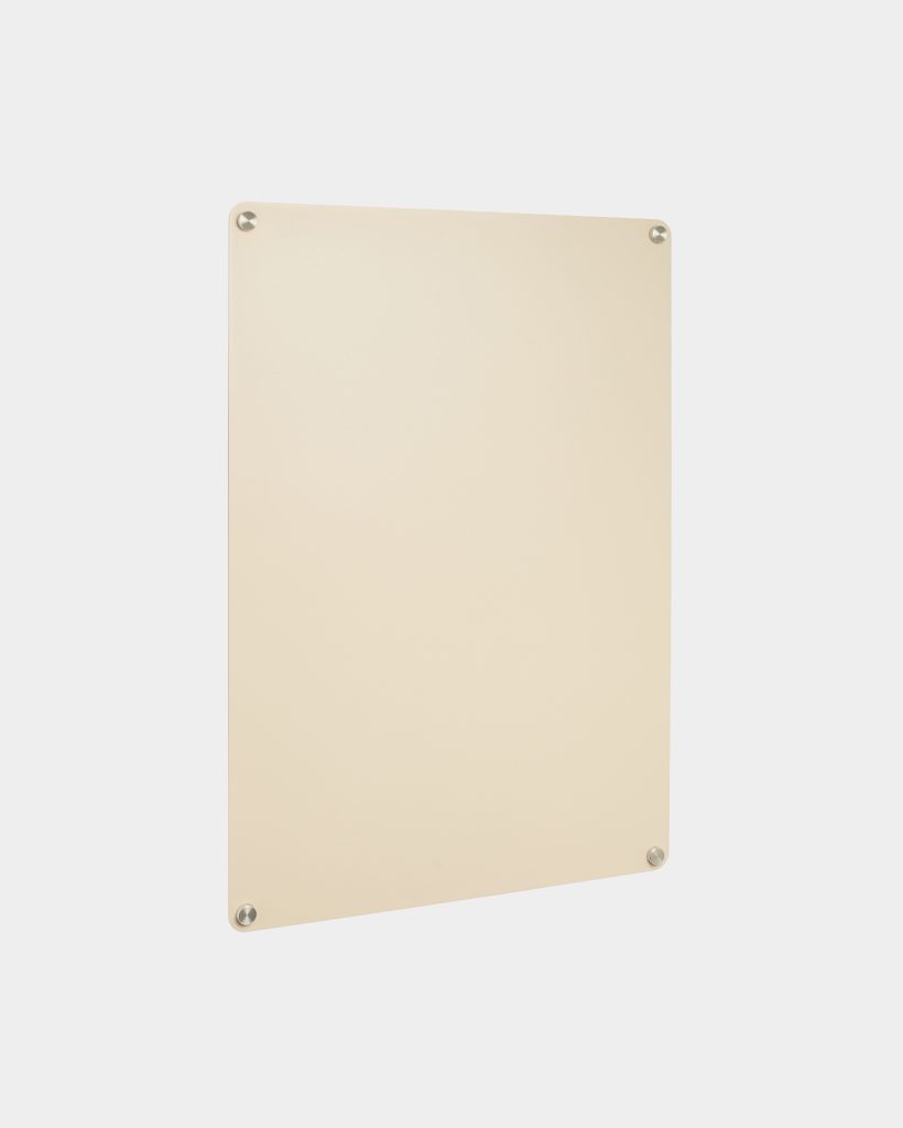 WoodUpp lichtbeige rechthoekig wandpaneel met afgeronde hoeken, matte afwerking en slanke randen, strak afgewerkt en op afstand gemonteerd met vier ronde stalen bevestigingsknoppen in de hoeken. Eenvoudig modern ontwerp zonder opdruk, geschikt als decoratief paneel, prikwand of displaywand.