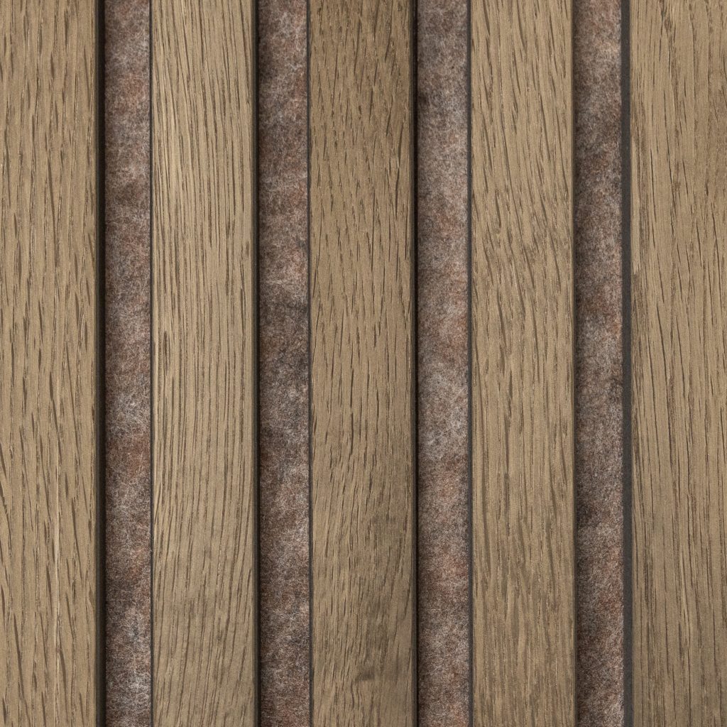 Close-up van WoodUpp lattenpanelen: regelmatige verticale eikenhouten latten in warme bruintinten met zichtbare houtnerf, bevestigd op een bruingrijze akoestische viltachtergrond. Strakke smalle tussenruimtes tonen het modulaire lattenpaneel-ontwerp. De foto toont de duurzame afwerking van WoodUpp en precieze pasvorm, populair voor interieurprojecten en akoestische oplossingen.