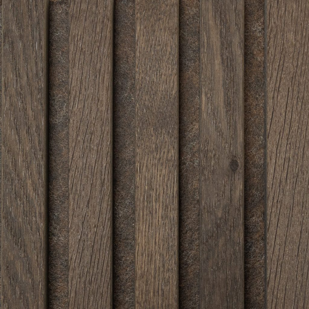 Close-up van WoodUpp houten lamellenpanelen: smalle verticale donkerbruine eikenlamellen met zichtbare nerf en knoesten, aangebracht op een bruine akoestische viltachtergrond tussen de lamellen. Nauwkeurige, matte afwerking met regelmatige tussenruimtes, warme natuurlijke uitstraling en verbeterde akoestiek; modulair systeem, eenvoudig te monteren.